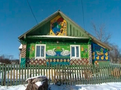 дом украшенный крышками