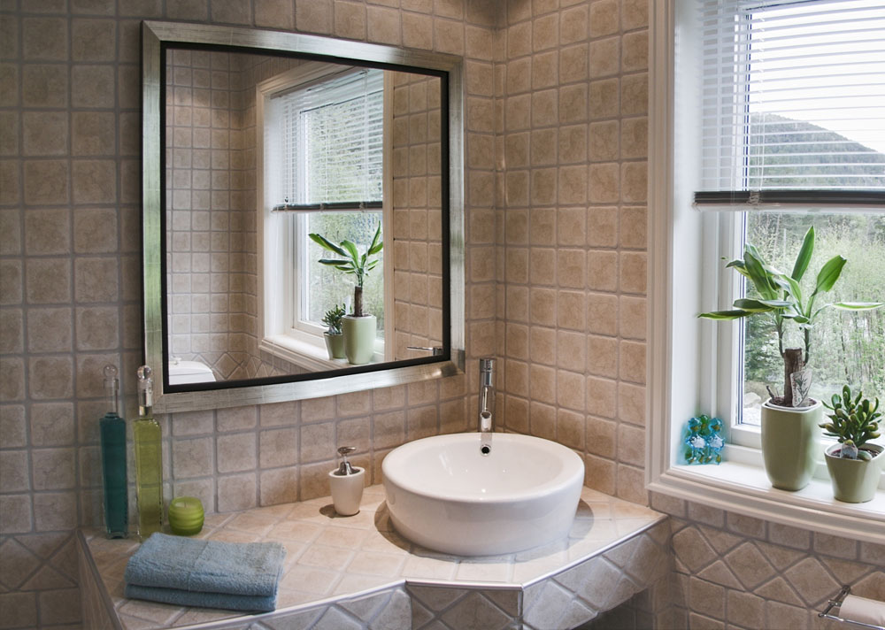 Интерьер ванной комнаты с окном в частном доме