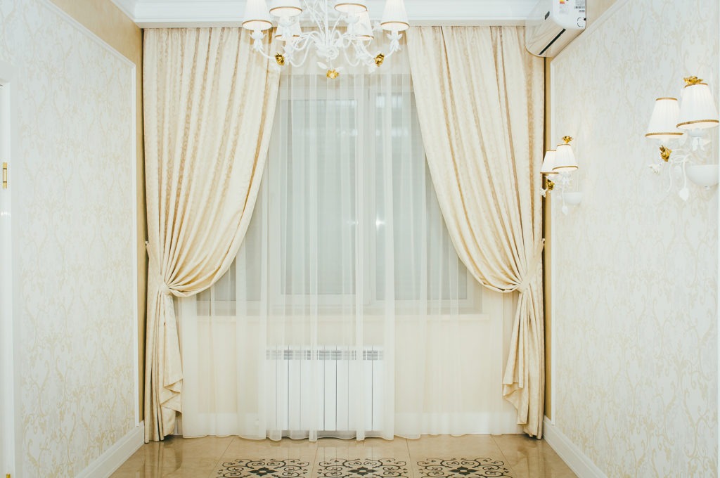 Стильные бежевые шторы с узором в гостиную