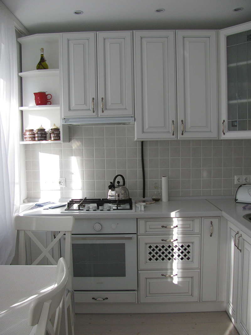 Дизайн белой угловой кухни