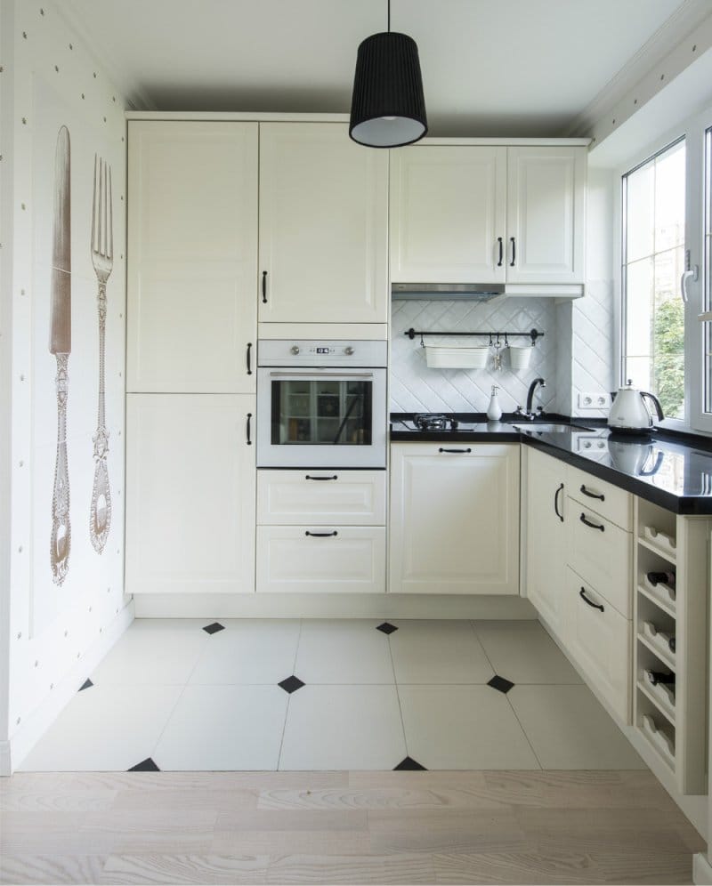 Угловой черно-белый небольшой кухонный гарнитур