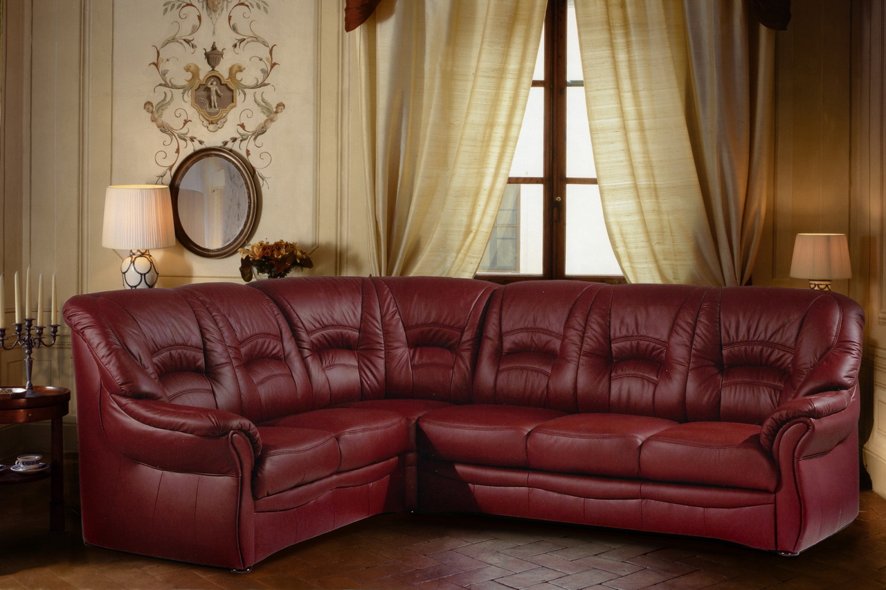 Угловой темно-красный диван в гостиной