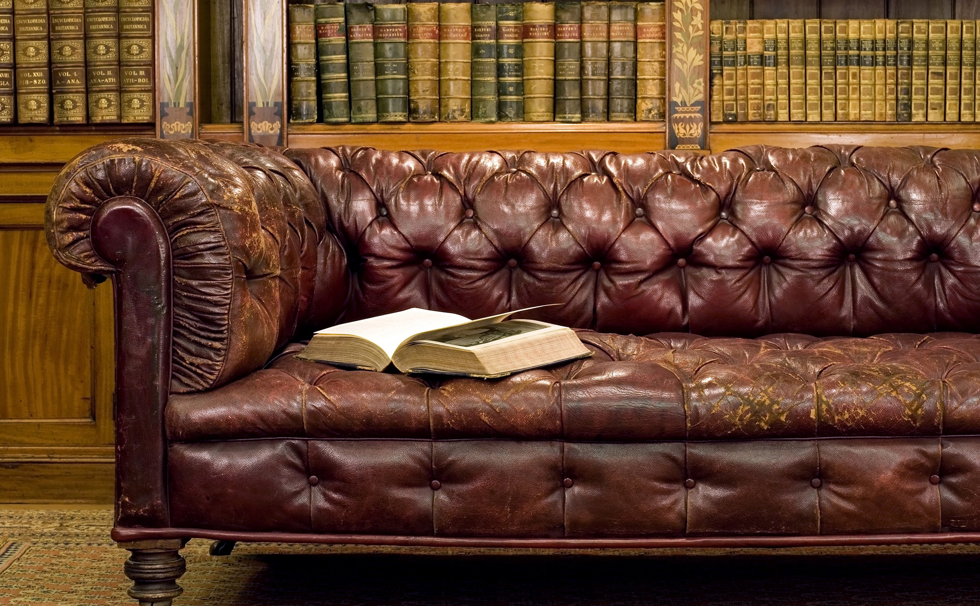 Антикварный кожаный диван