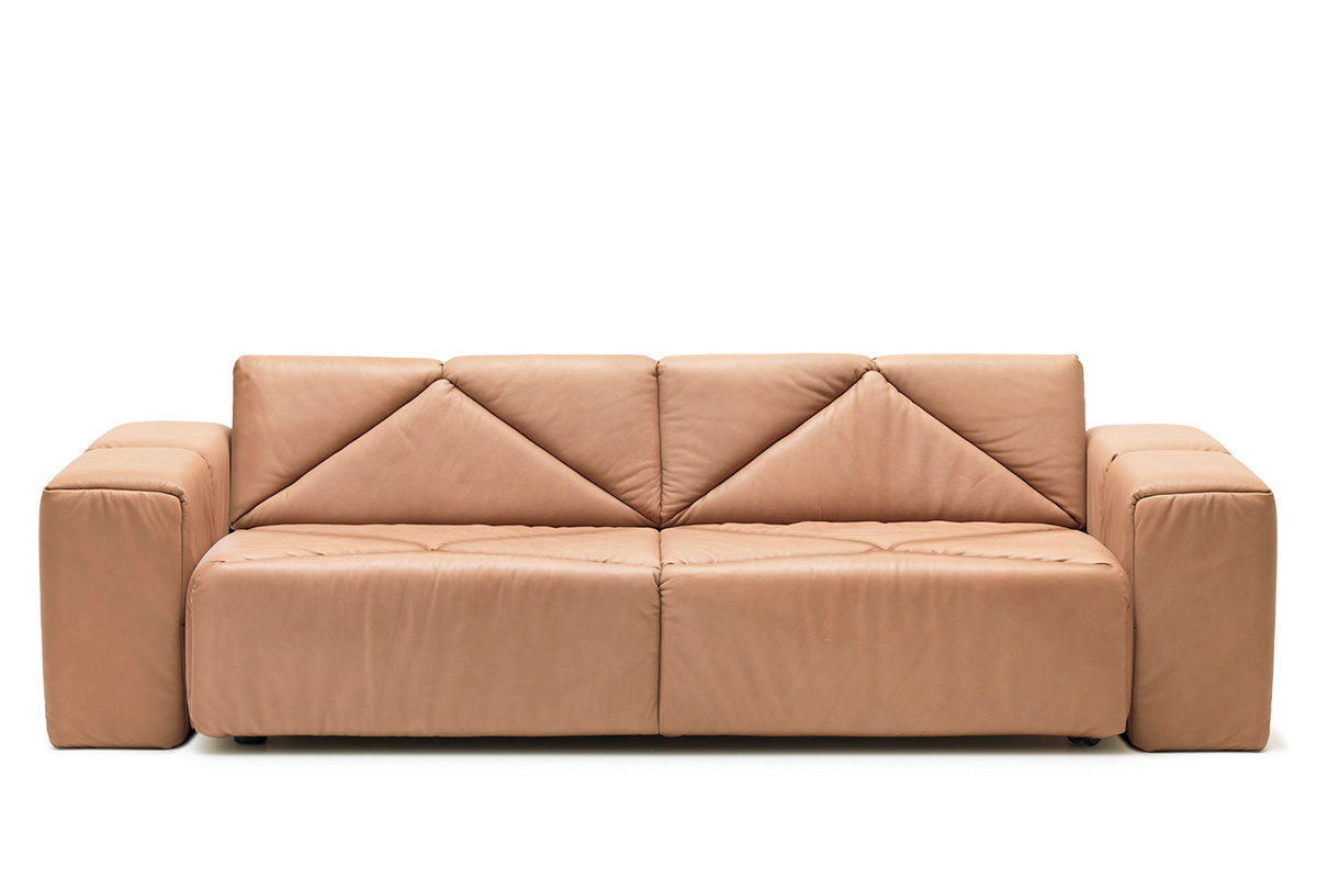 Бежевый большой кожаный диван