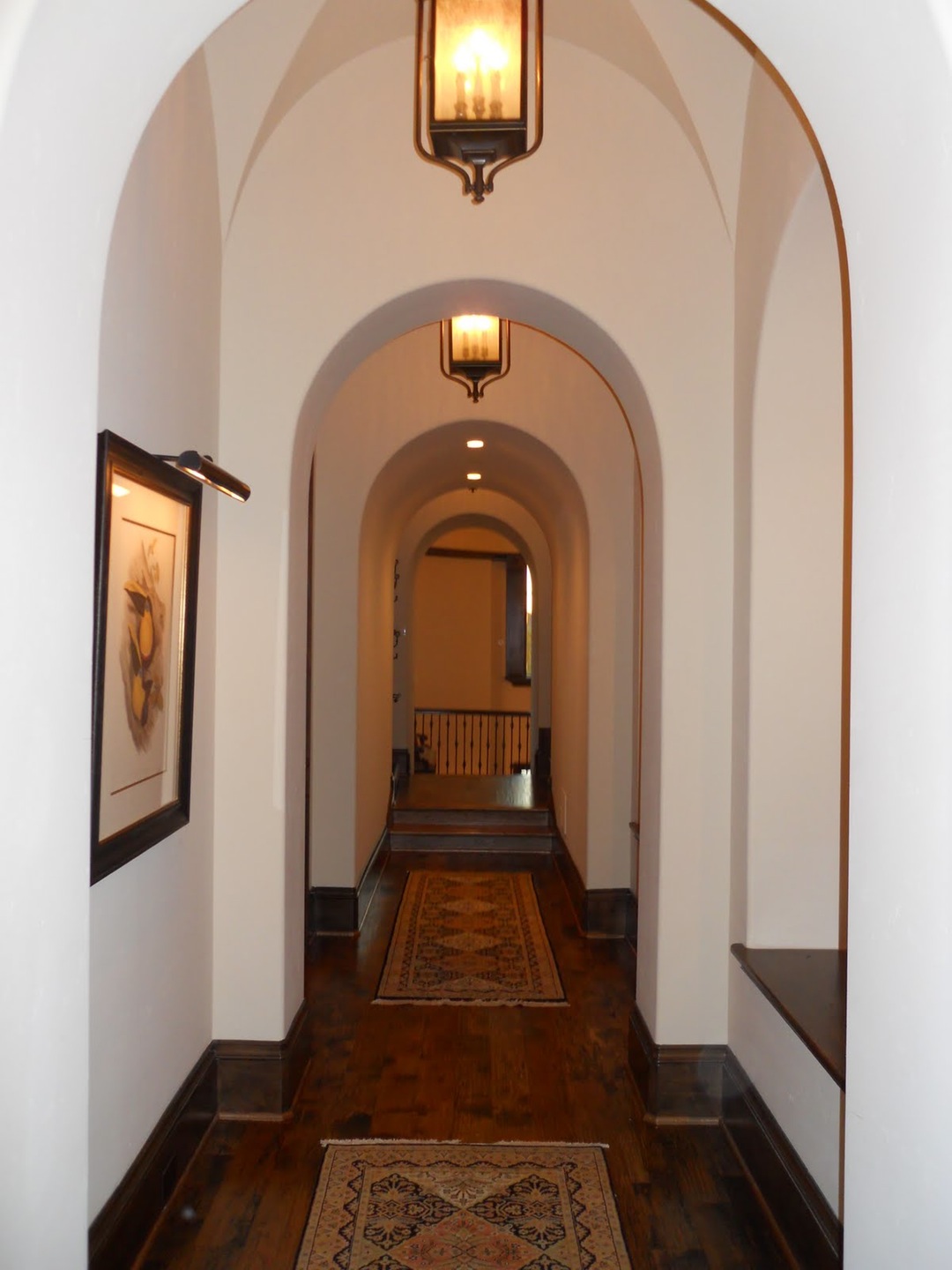 Дизайн коридора с аркой беленой