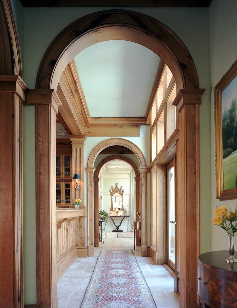 Дизайн коридора с аркой деревянной