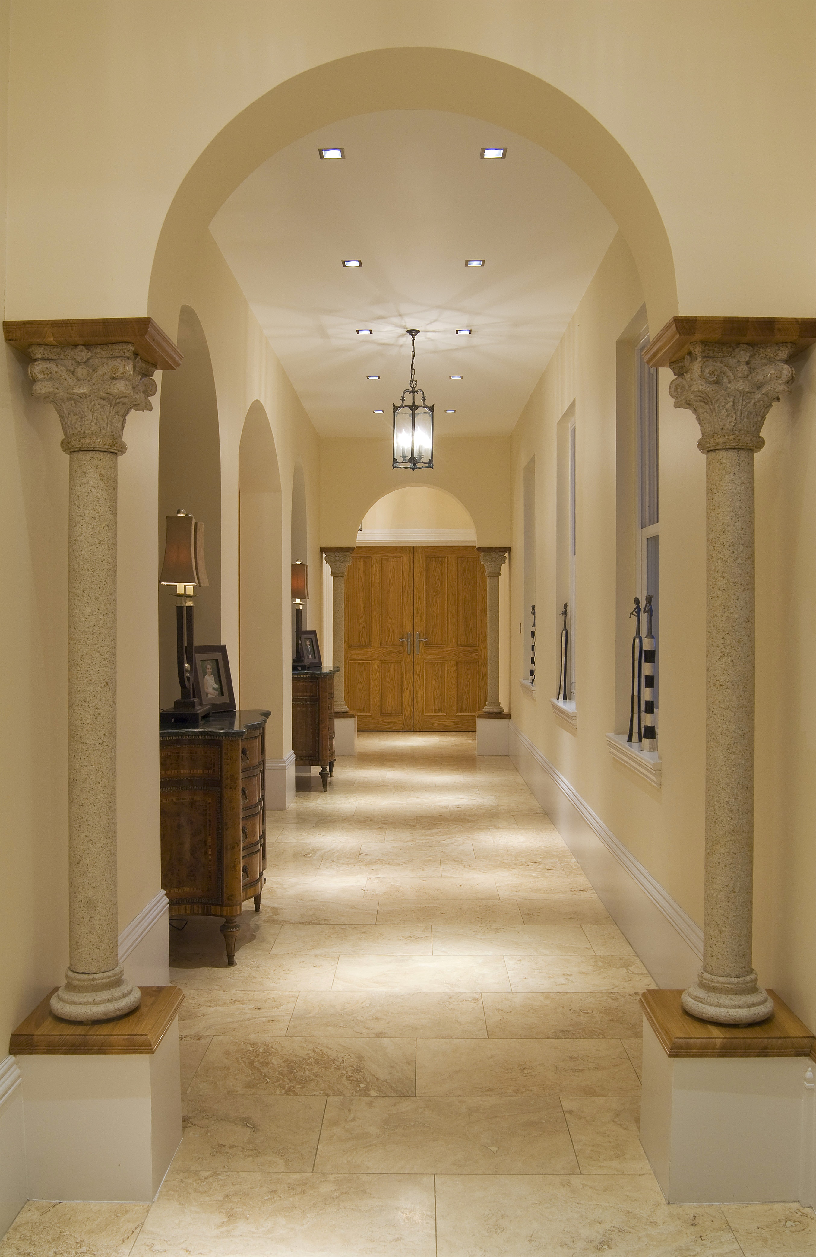 Дизайн коридора с аркой с колоннами
