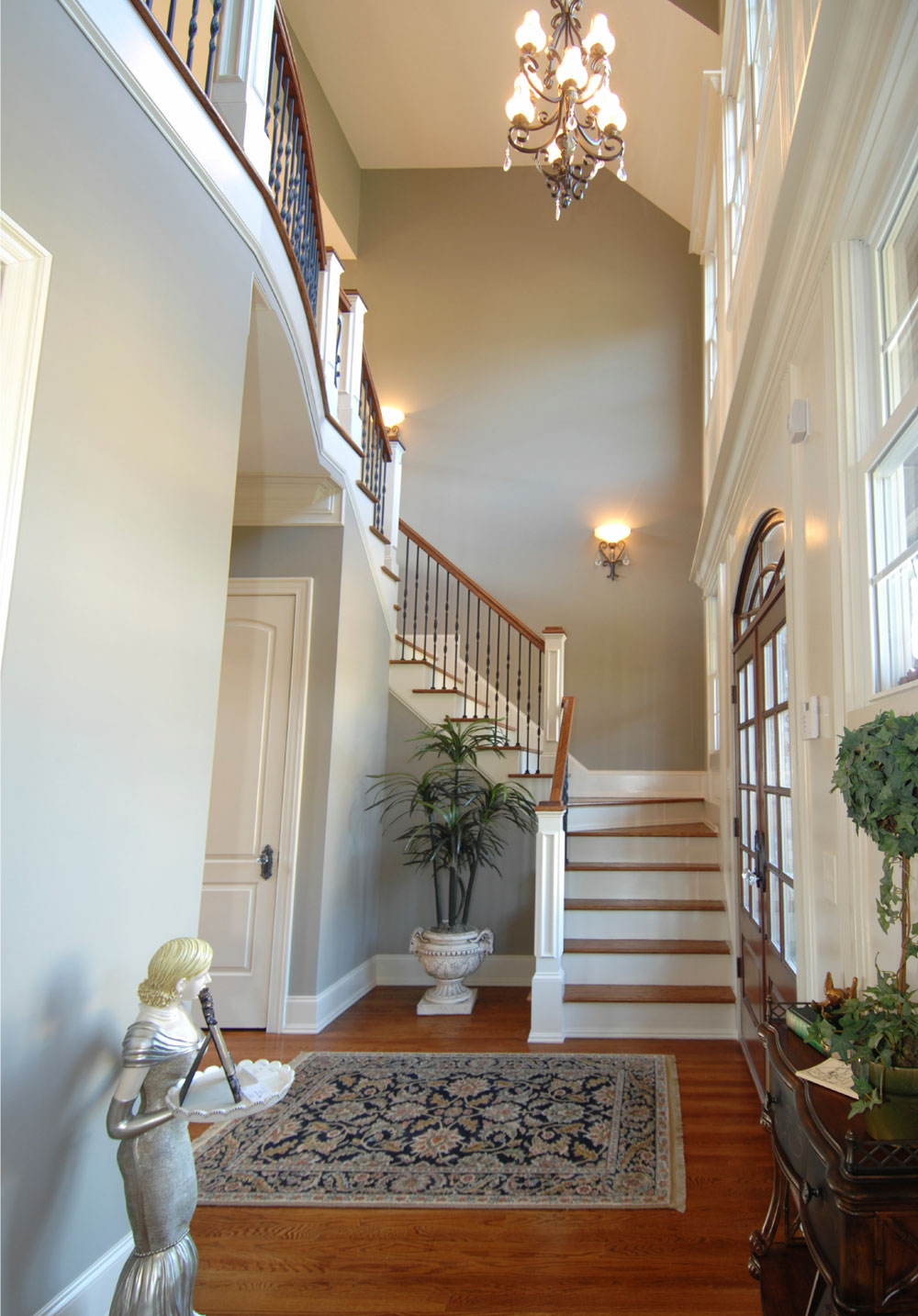 Дизайн коридора с лестницей классической