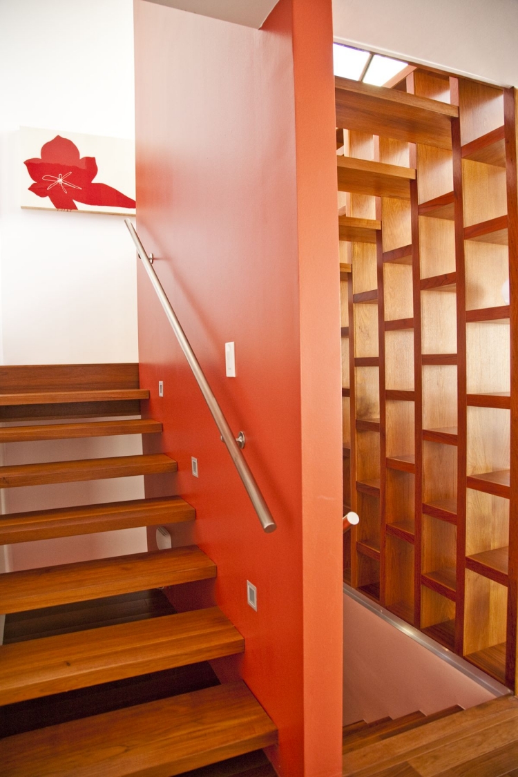 Дизайн коридора с лестницей из дерева