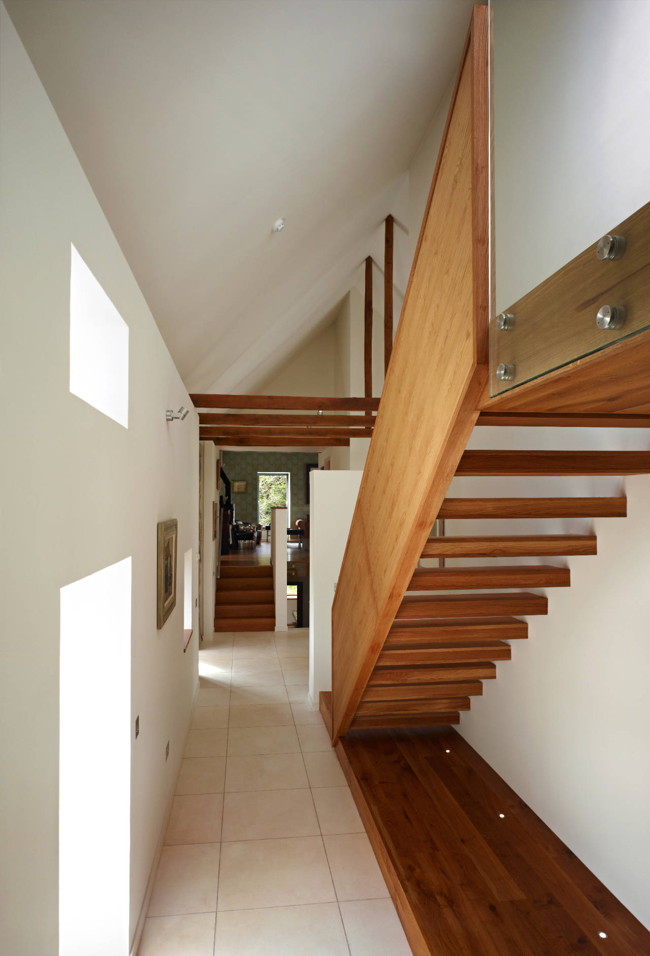 Дизайн коридора с лестницей из массива