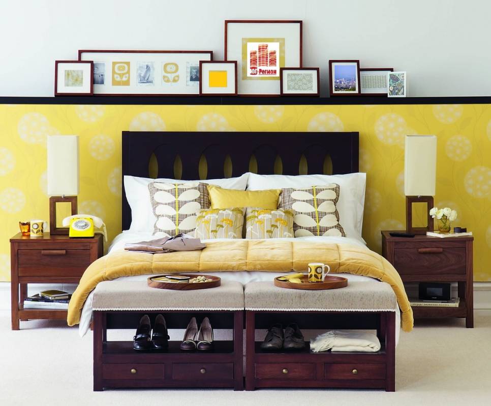 Желтые и белые обои в интерьере спальни