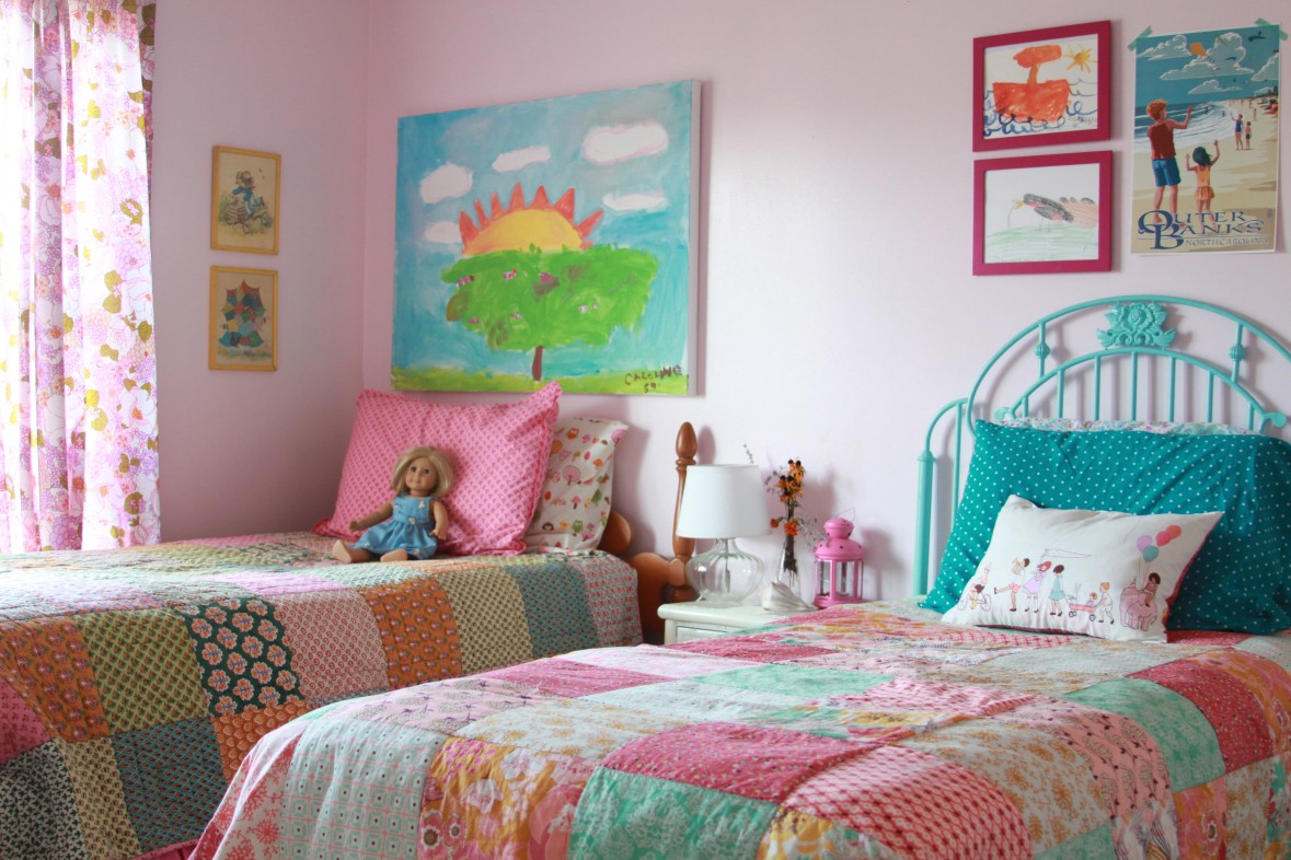Детские картины над кроватью в спальне