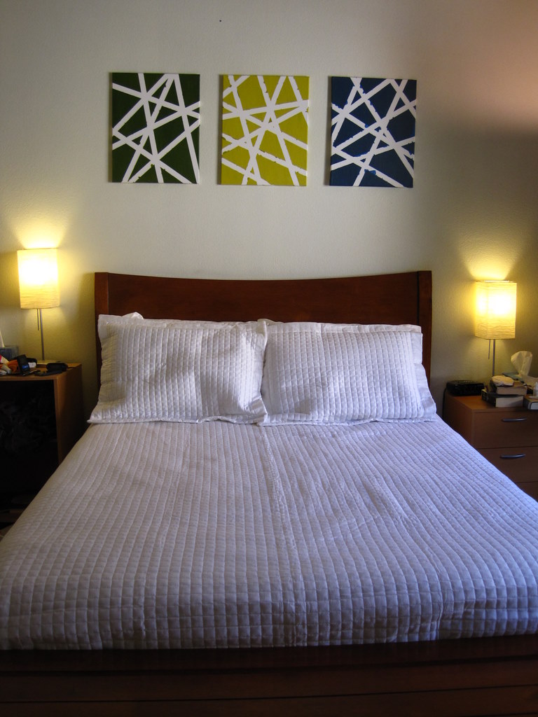 Картины с геометрическим рисунком над кроватью в спальне
