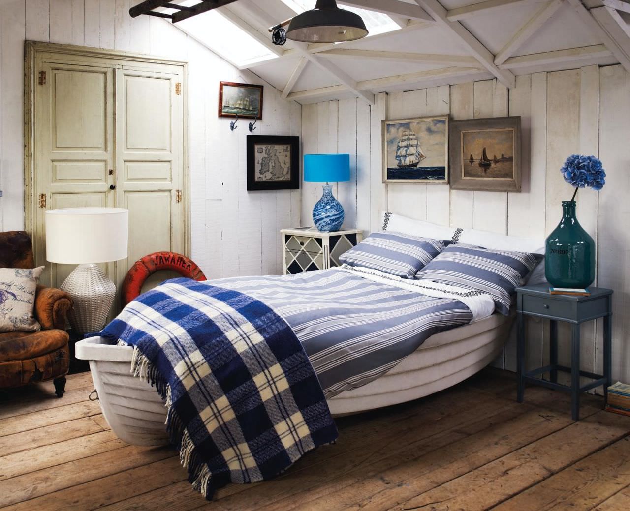 Мансардная спальня в морском стиле и кроватью в форме лодки