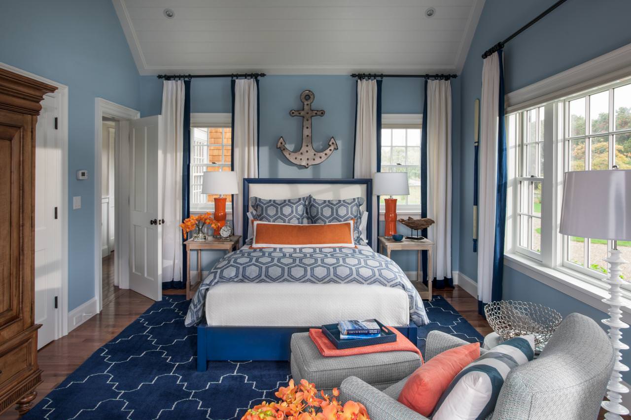 Спальня в морском стиле с оранжевыми акцентами