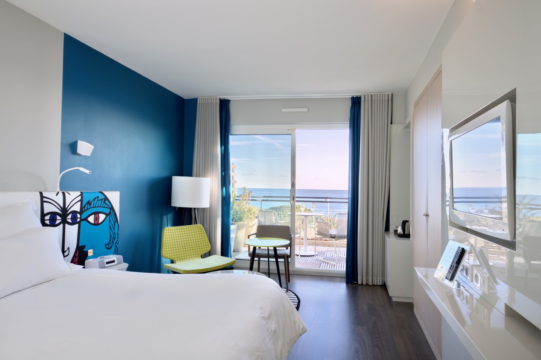 Бело-синяя спальня в морском стиле