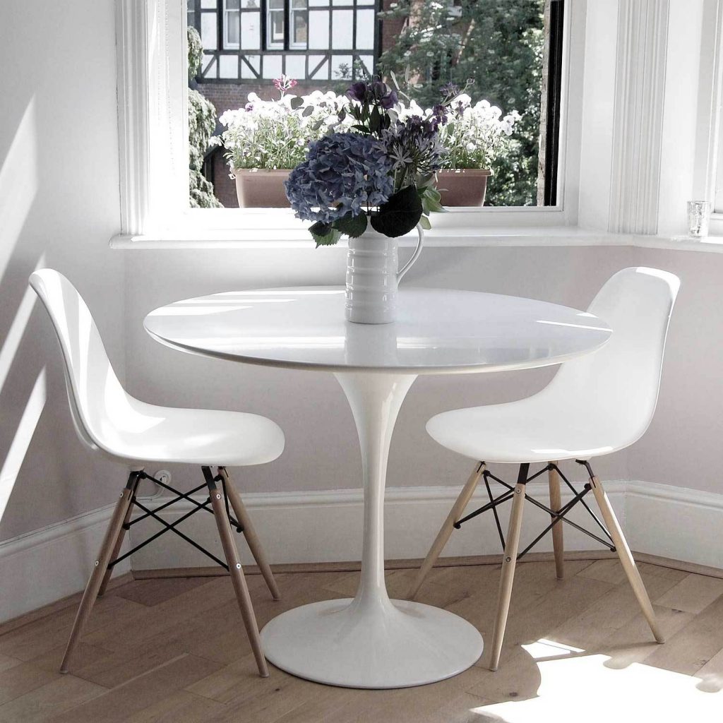Круглый белый стол для небольшой кухни
