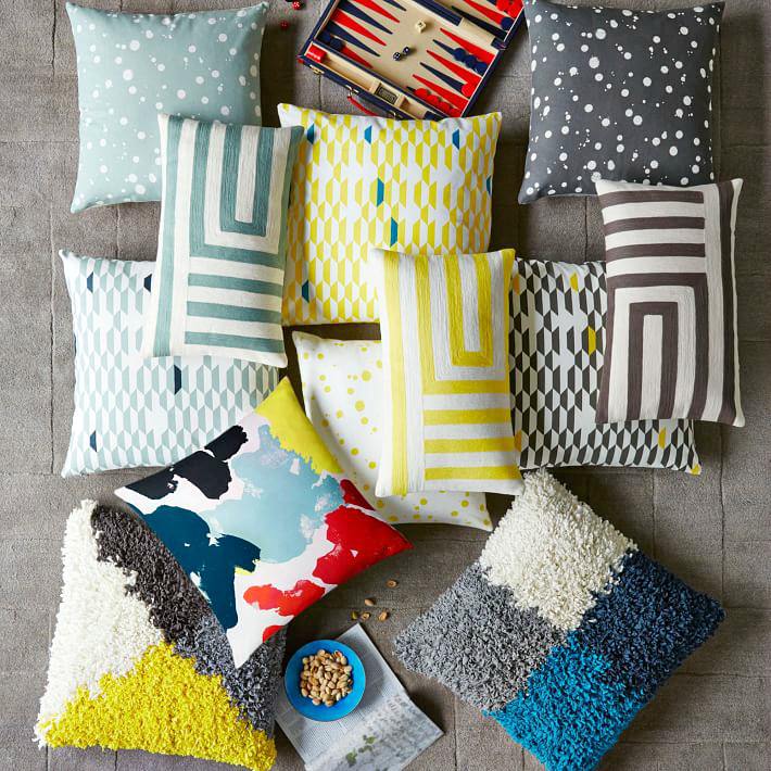 Разнообразие ярких подушек для декора дома