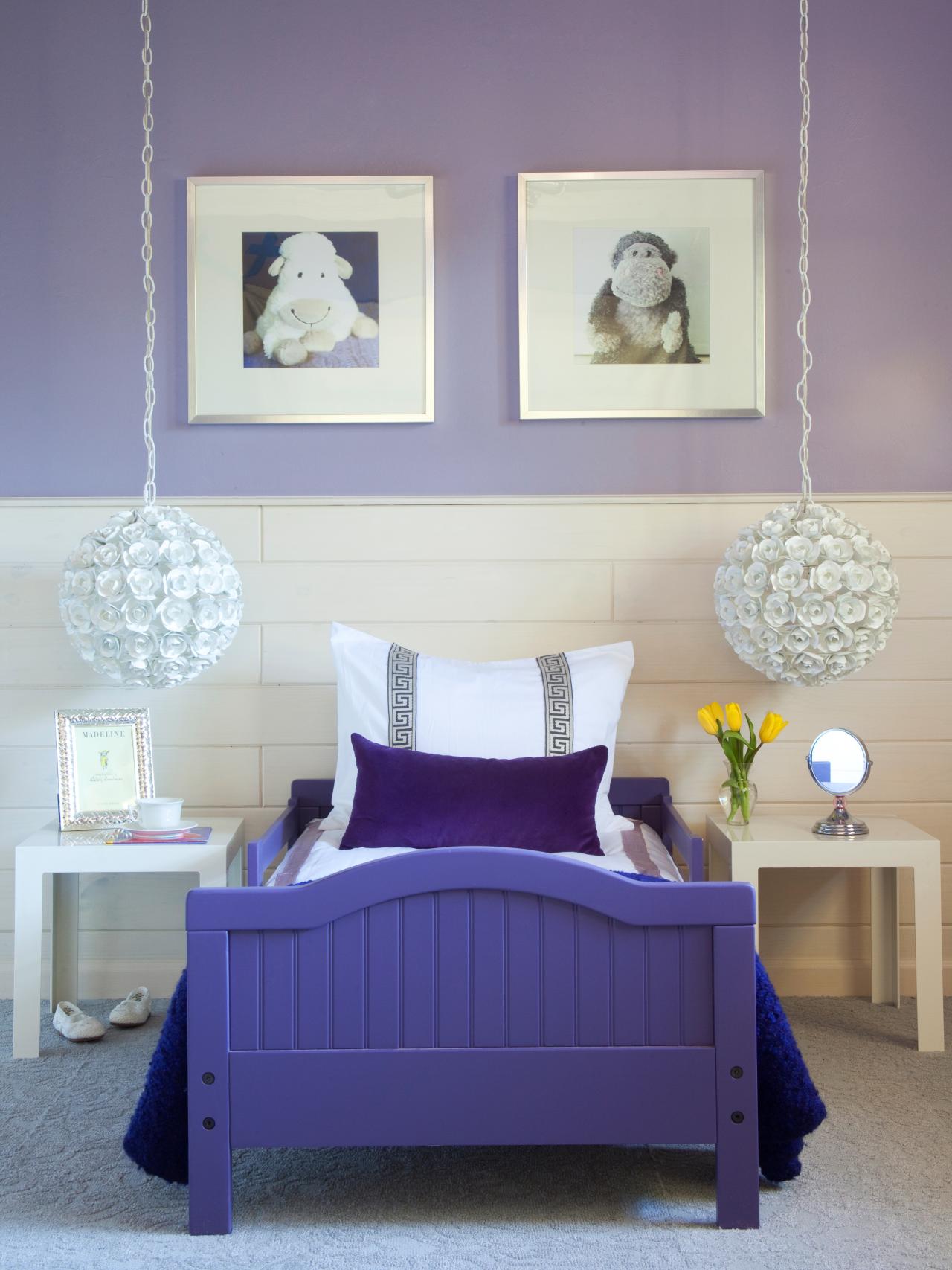 Бело-фиолетовые стены и фиолетовая кровать в детской спальне