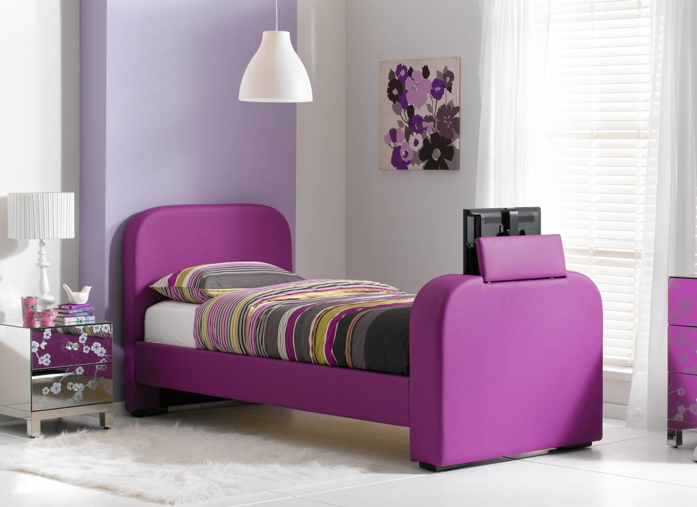 Фиолетовая кровать в детской комнате