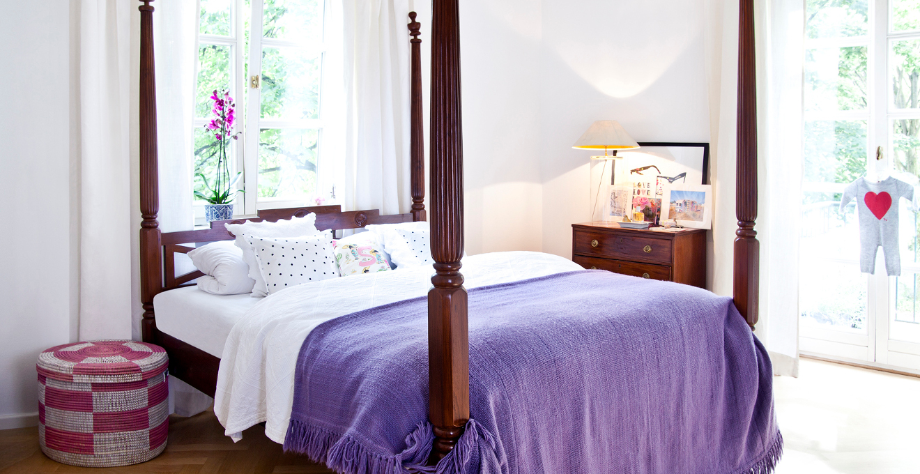 Фиолетовый, коричневый и белый цвета в интерьере спальни