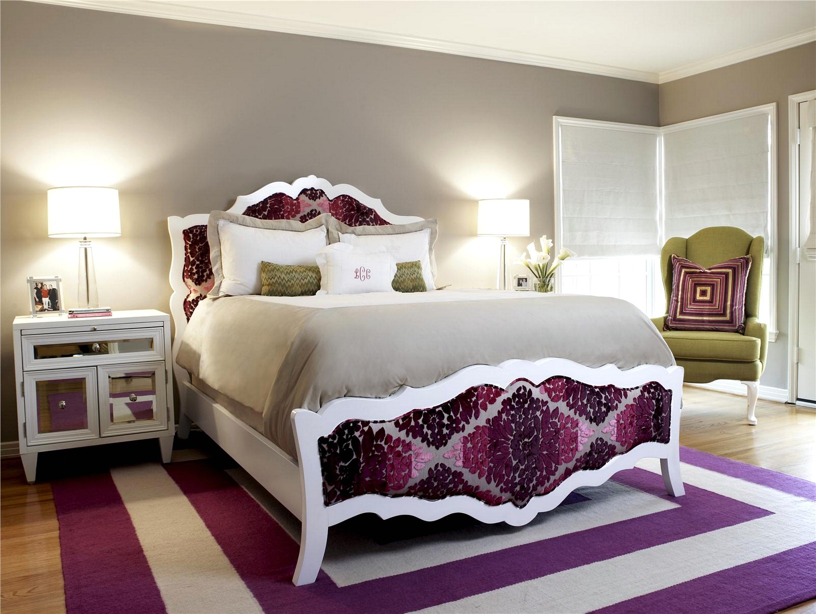Спальня с фиолетово-белым ковром