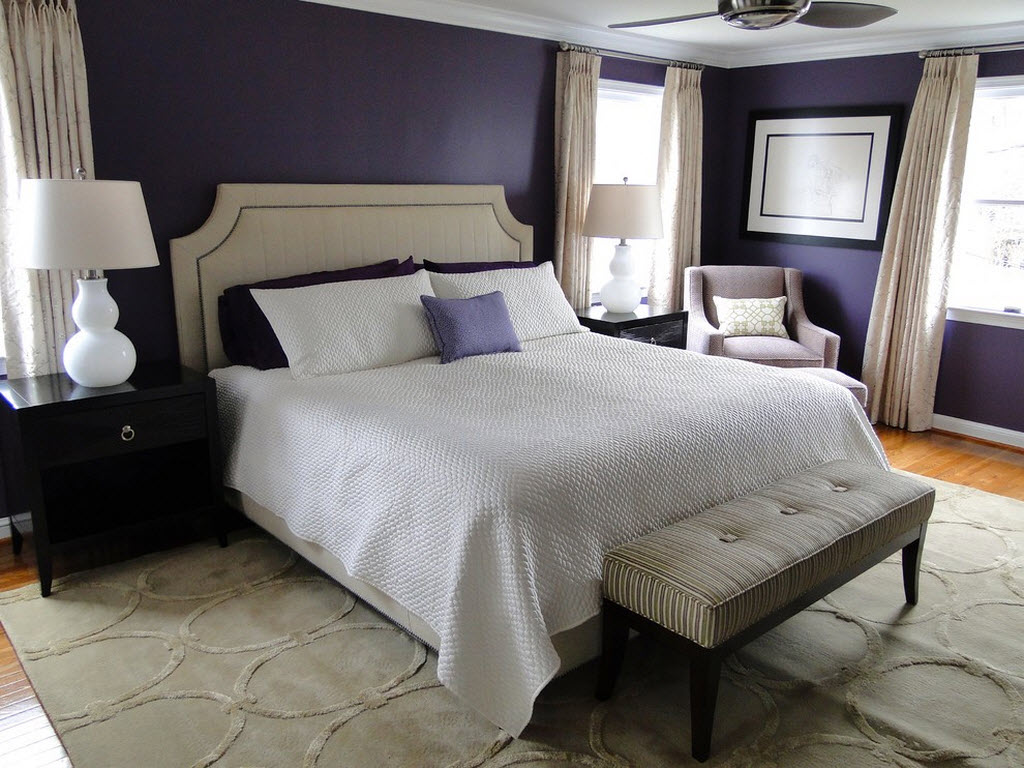 Темно-фиолетовые стены и кремово-белые акценты в спальне