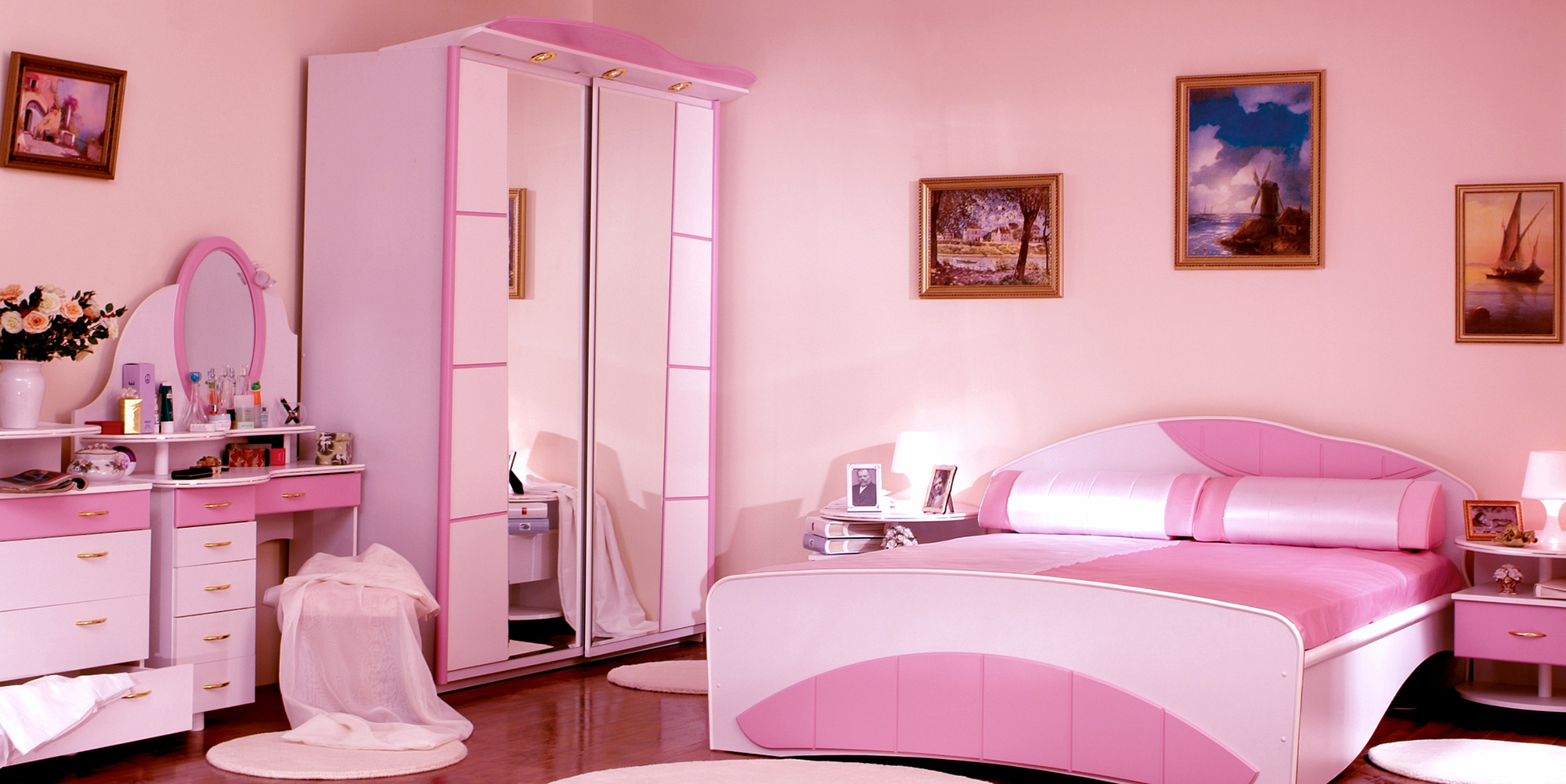 Розово-белая мебель в спальне