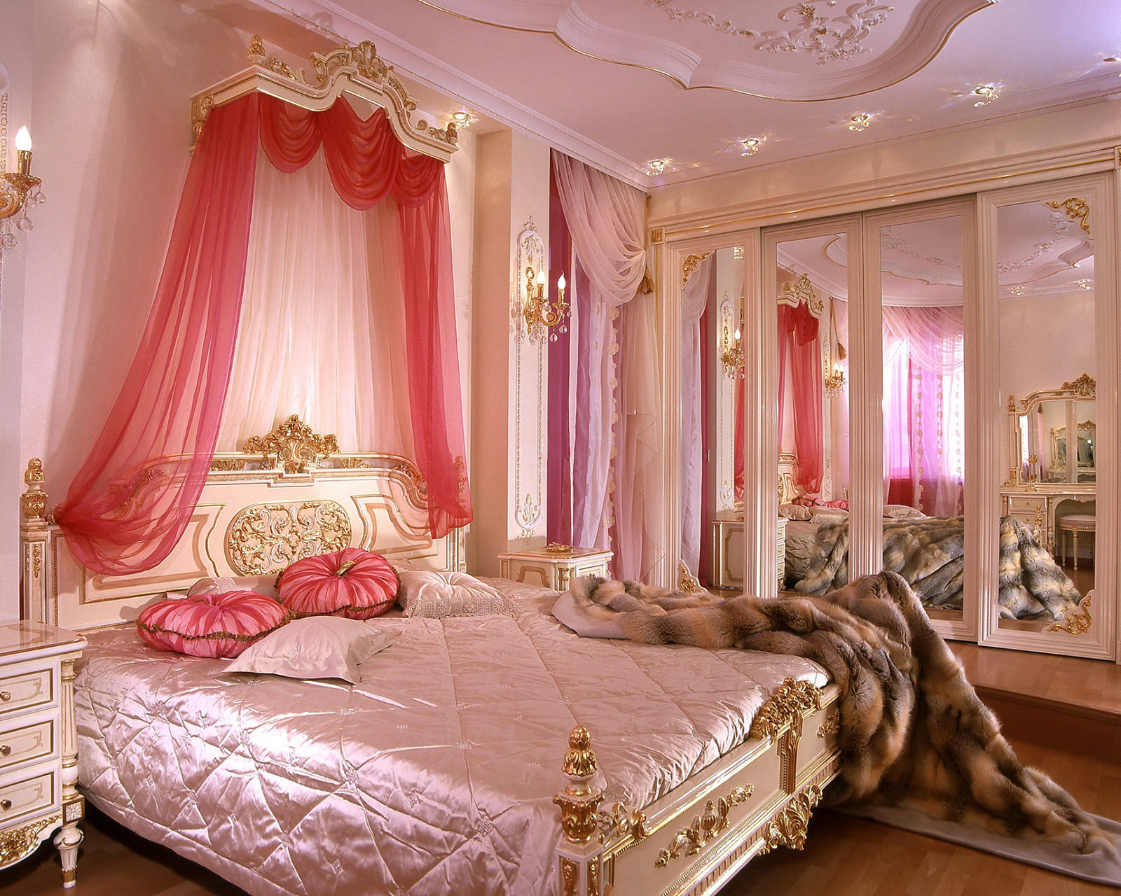 Розово-золотистая спальня