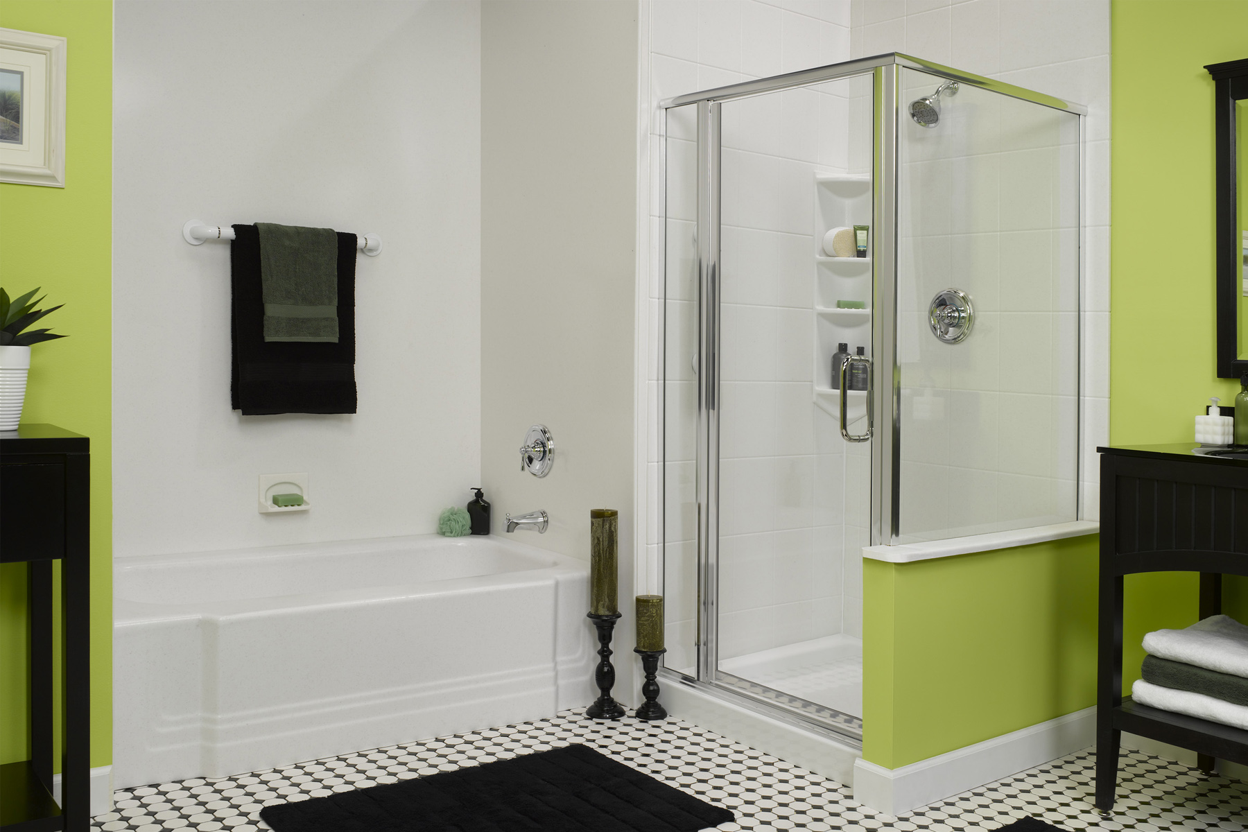 Душевая в бело-зеленой ванной комнате