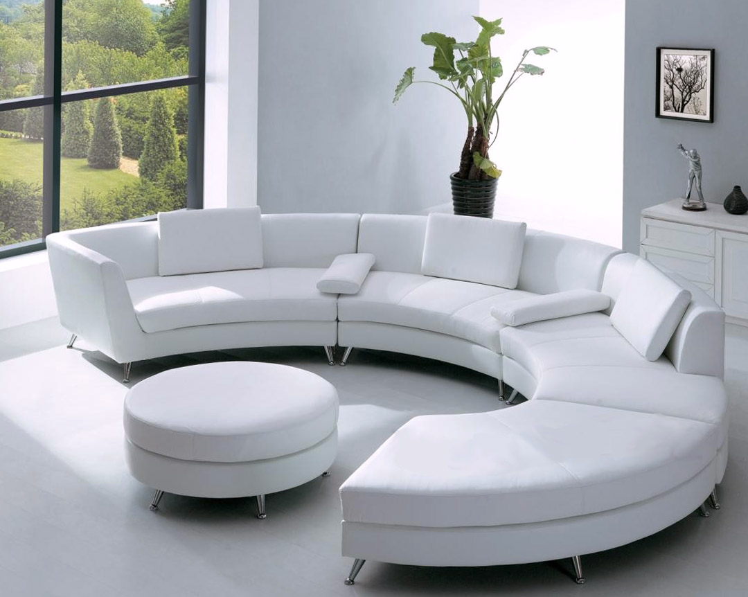 Белый полукруглый диван в современном интерьере