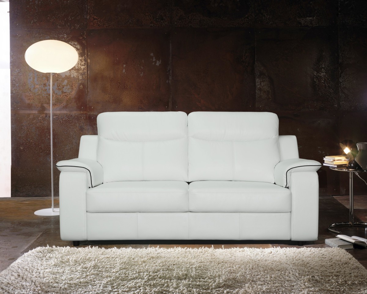 Белый диван в гостиной