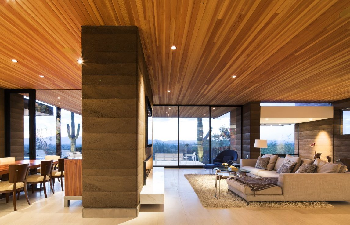Красивый деревянный потолок в доме