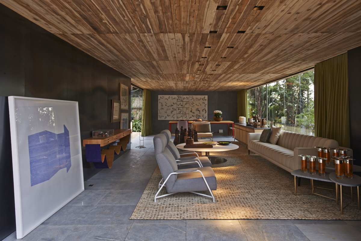 Деревянный натуральный потолок в гостиной