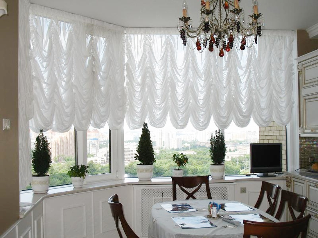 Белые французские шторы на кухне