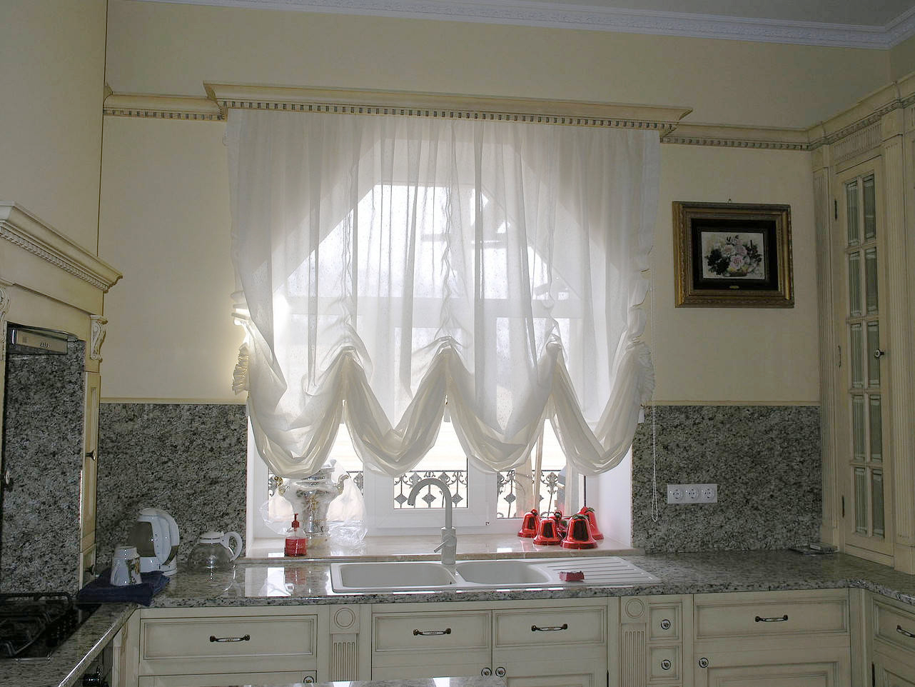 Белые стильные французские шторы на кухне