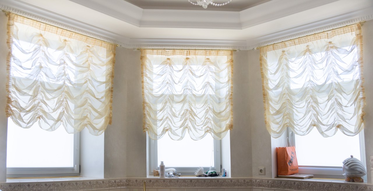 Желтые прозрачные французские шторы в гостиной