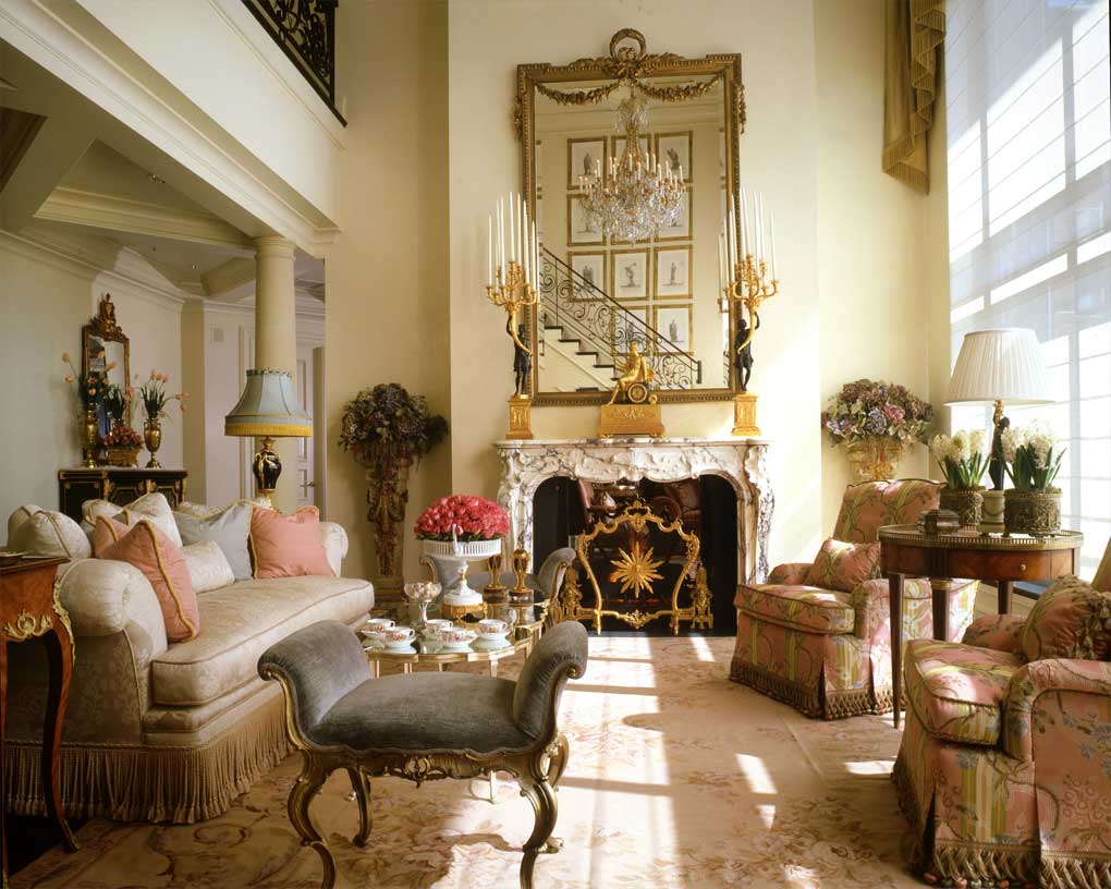 Роскошная мебель и декор в гостиной во французском стиле