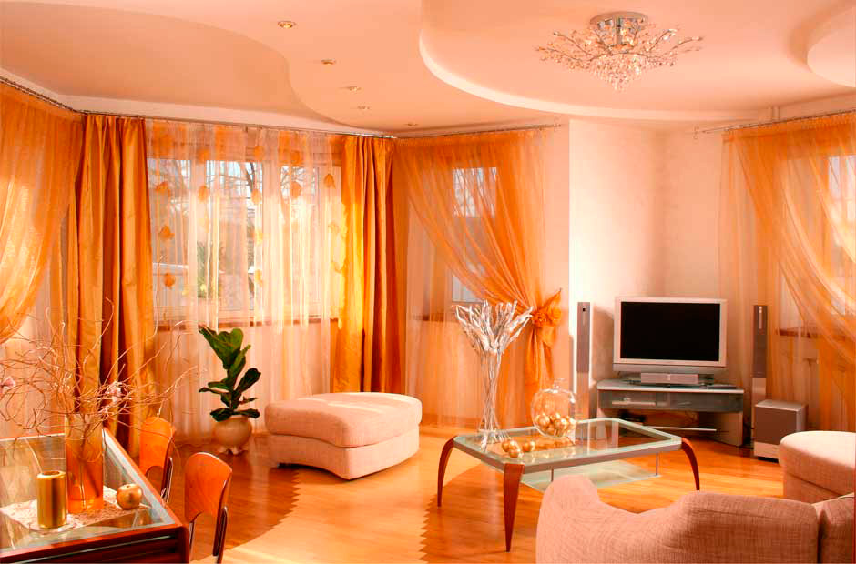 Оранжево-белая гостиная с красивыми шторами