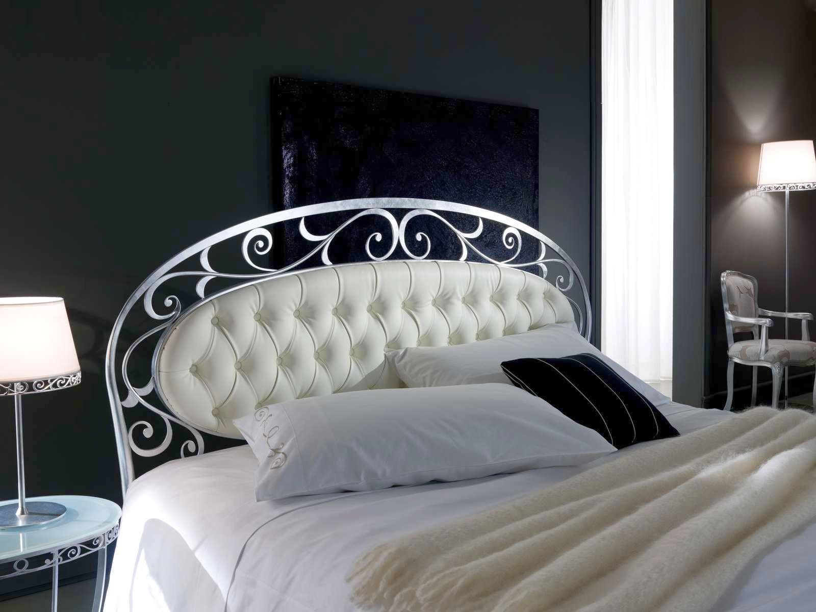 Красивая кованая кровать в спальне