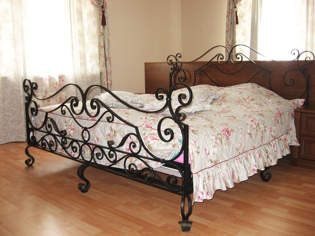 Черная кованая кровать в дизайне спальни
