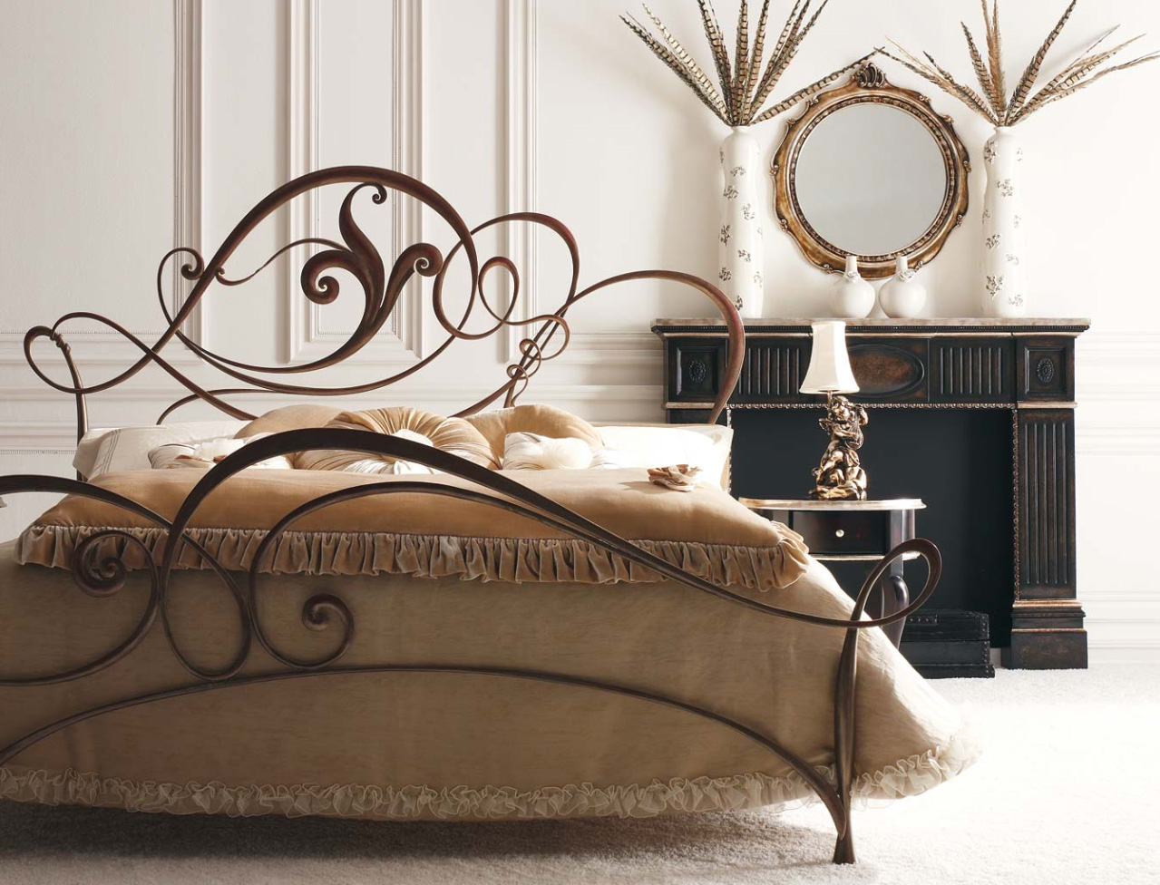 Красивый интерьер спальни с коричневой кованой кроватью