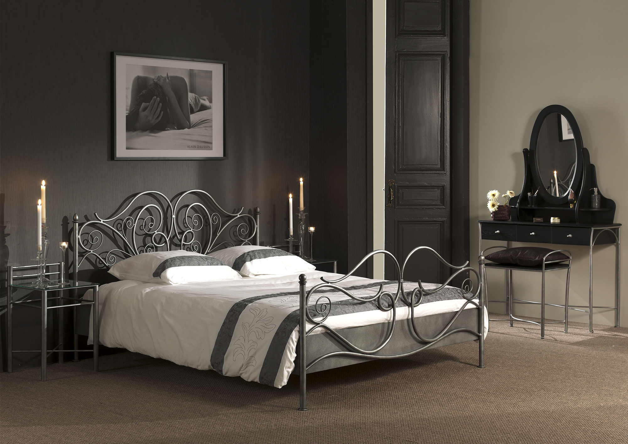 Кованая кровать в черно-белой спальне