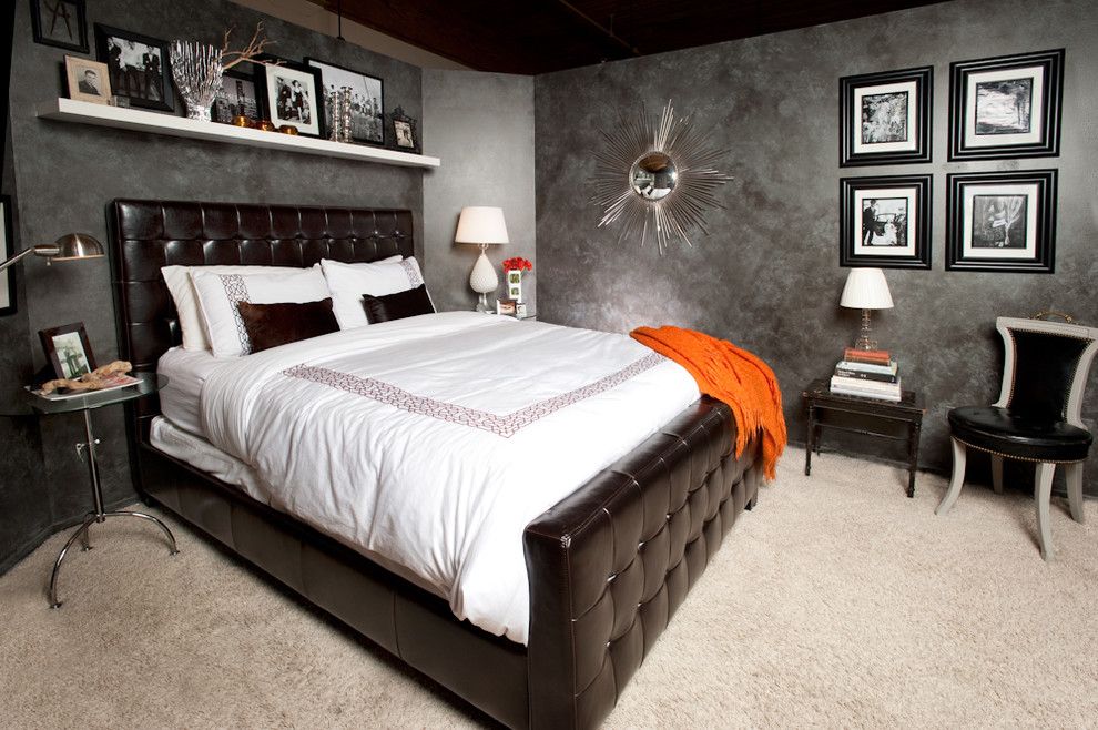 Черная кожаная кровать в черно-белой спальне