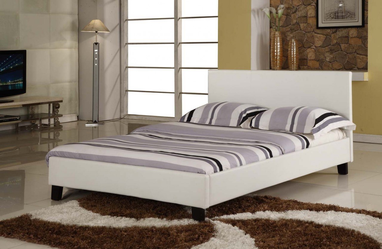 Белая кожаная кровать в современной спальне