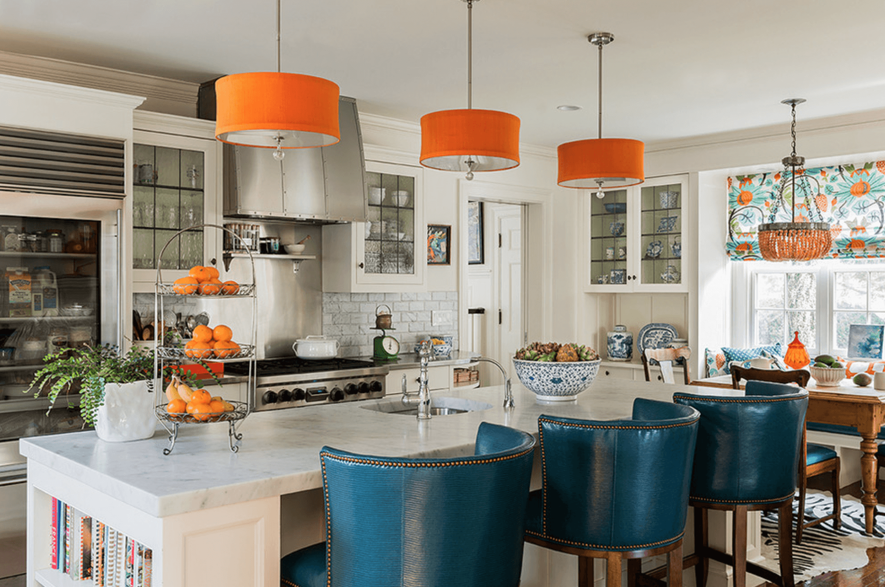 Синий и оранжевый цвета в белой кухне
