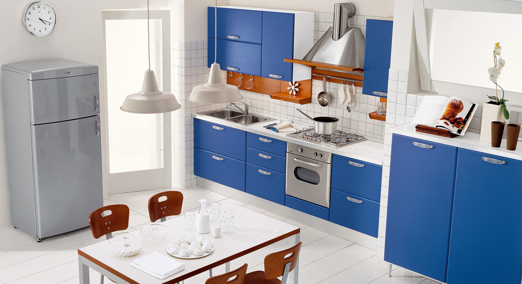 Бело-синяя кухня с коричневыми элементами
