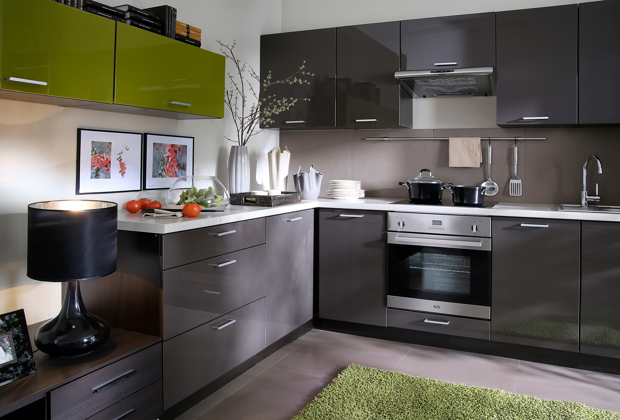Угловой черно-белый современный кухонный гарнитур