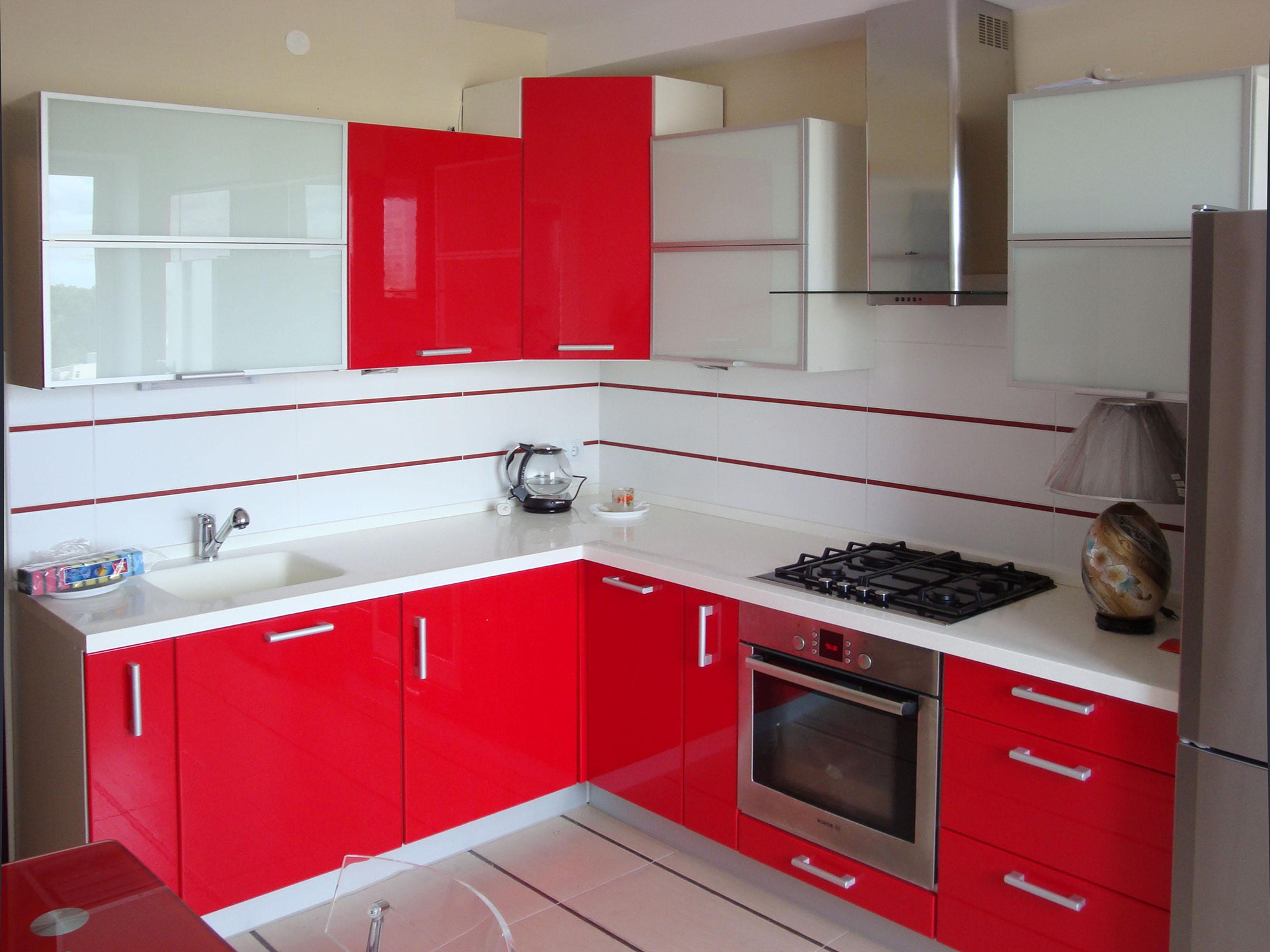 Угловой красно-белый современный кухонный гарнитур