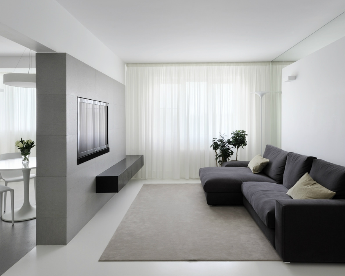 Черный диван в минималистичной гостиной зоне